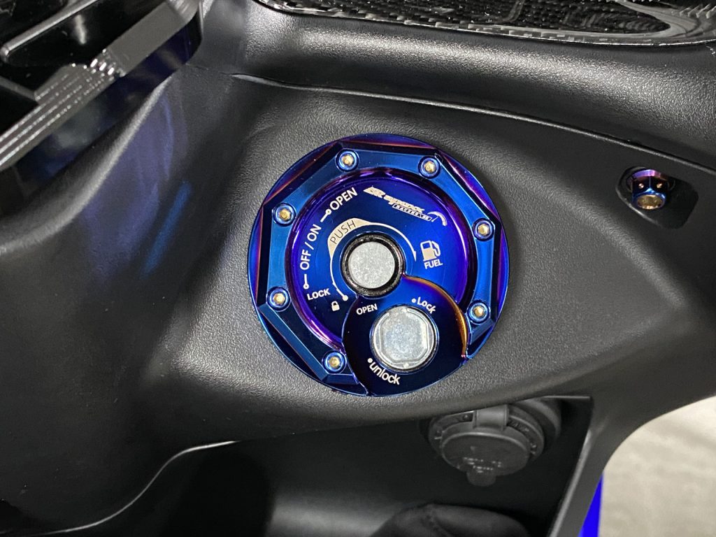 マジェスティS Apexx 摩托精品 キーシリンダーカバー チタン焼き マジェスティS Apexx 摩托精品 キーシリンダーカバー チタン焼き